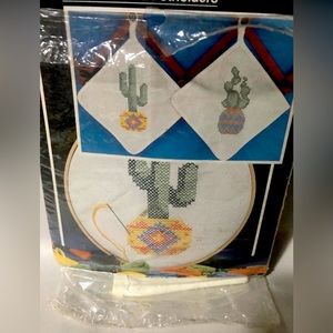 NIP! VINTAGE WONDERART PAIR CACTUS POTHOLDERS, KIT